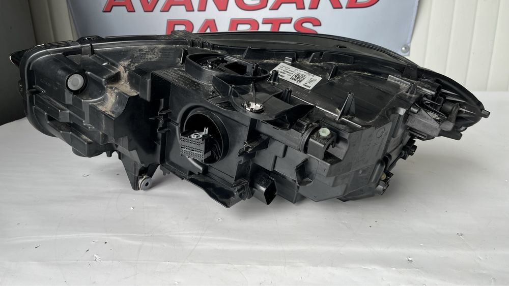 2 броя десен и 1 брой ляв фар BMW 1 F40 2020-