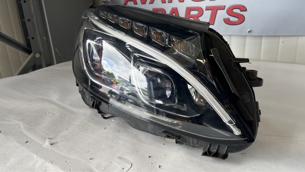 Десен фар Mercedes C 205 (2014-2021)