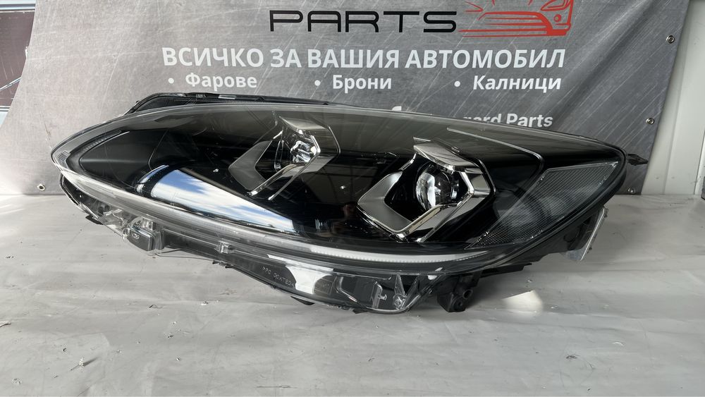 2 броя ляв и 1 брой десен фар Ford Kuga 2021-