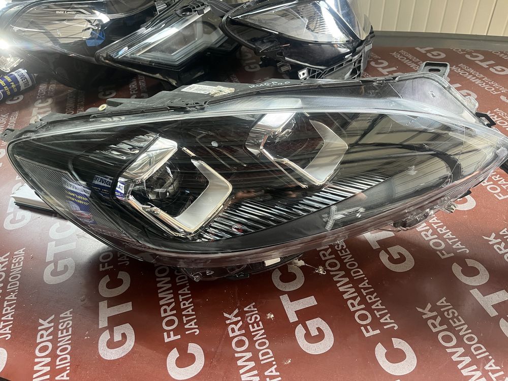 2 броя ляв и 1 брой десен фар Ford Kuga 2021-