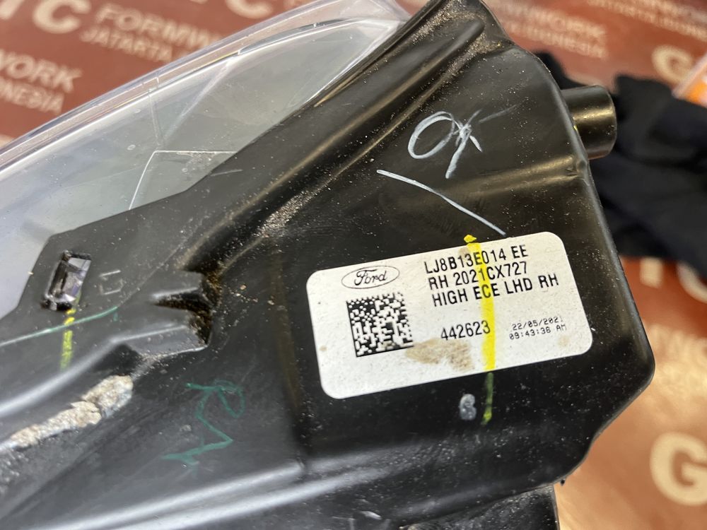 2 броя десен фар Ford Mustang E-Mach 2021-