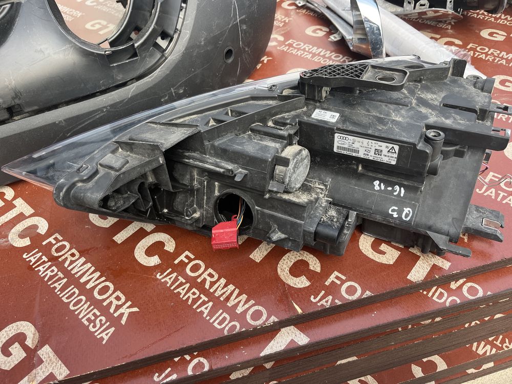 Фар Audi Q3 десен