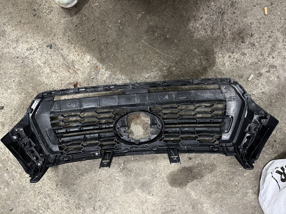 Централна решетка Toyota Hilux 18-
