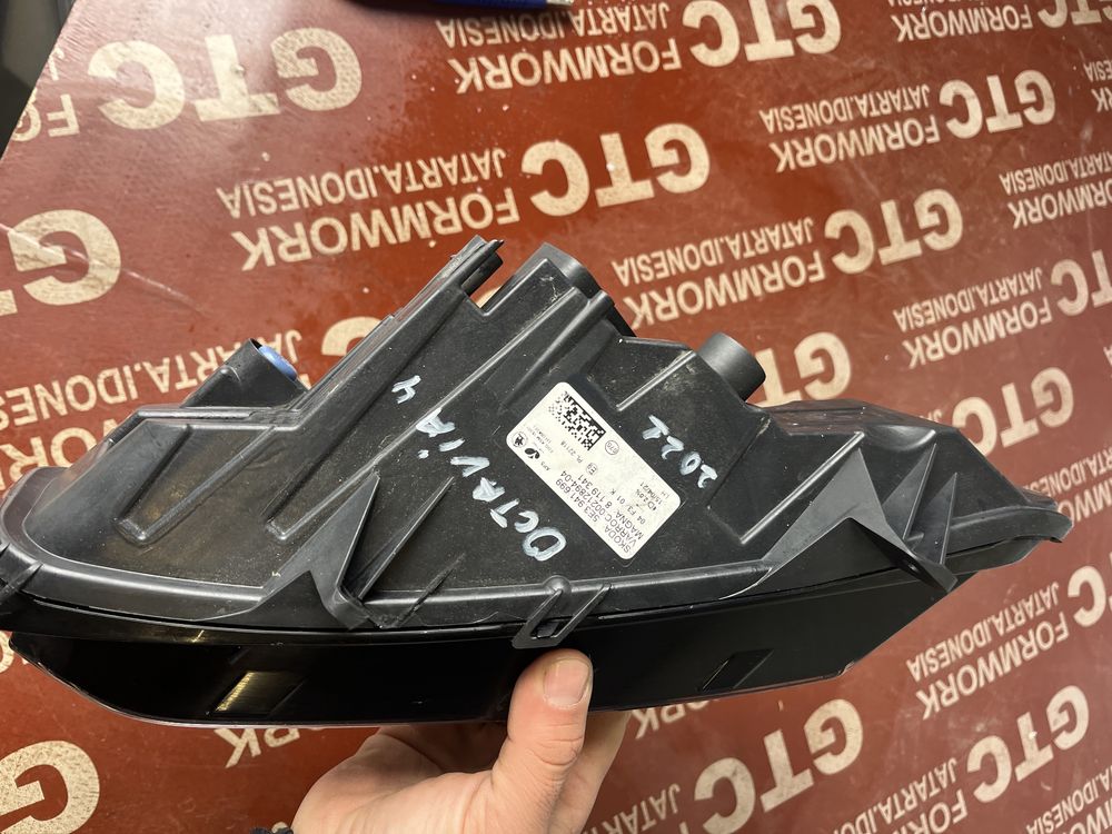 2 броя Халоген Skoda Octavia 4 2022г