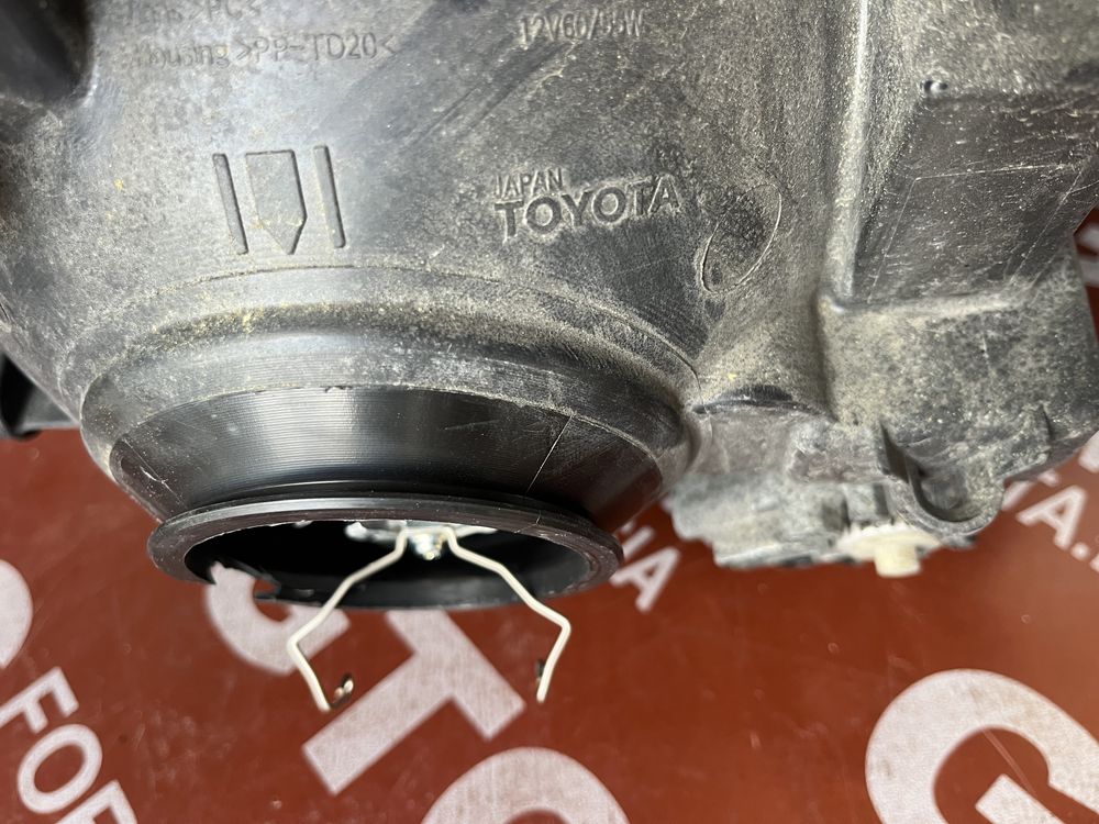 Фар Toyota Hiace 2006-
