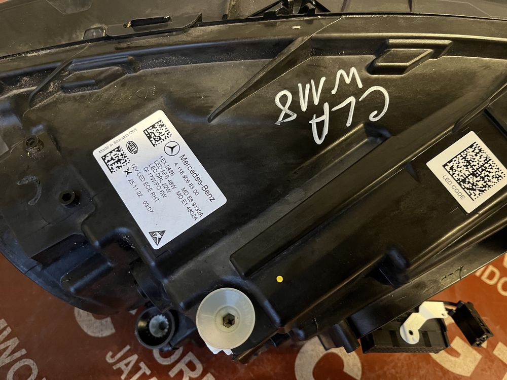 2 броя десен и 1 брой ляв фар CLA C188/X118 (2019-2023)