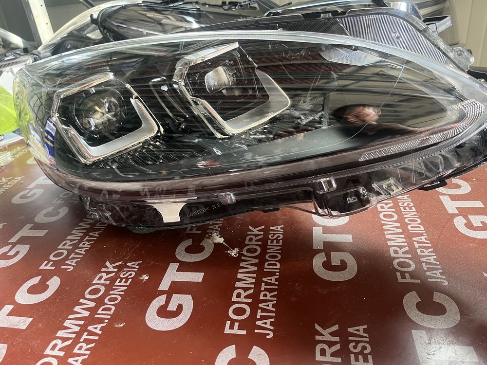2 броя ляв и 1 брой десен фар Ford Kuga 2021-