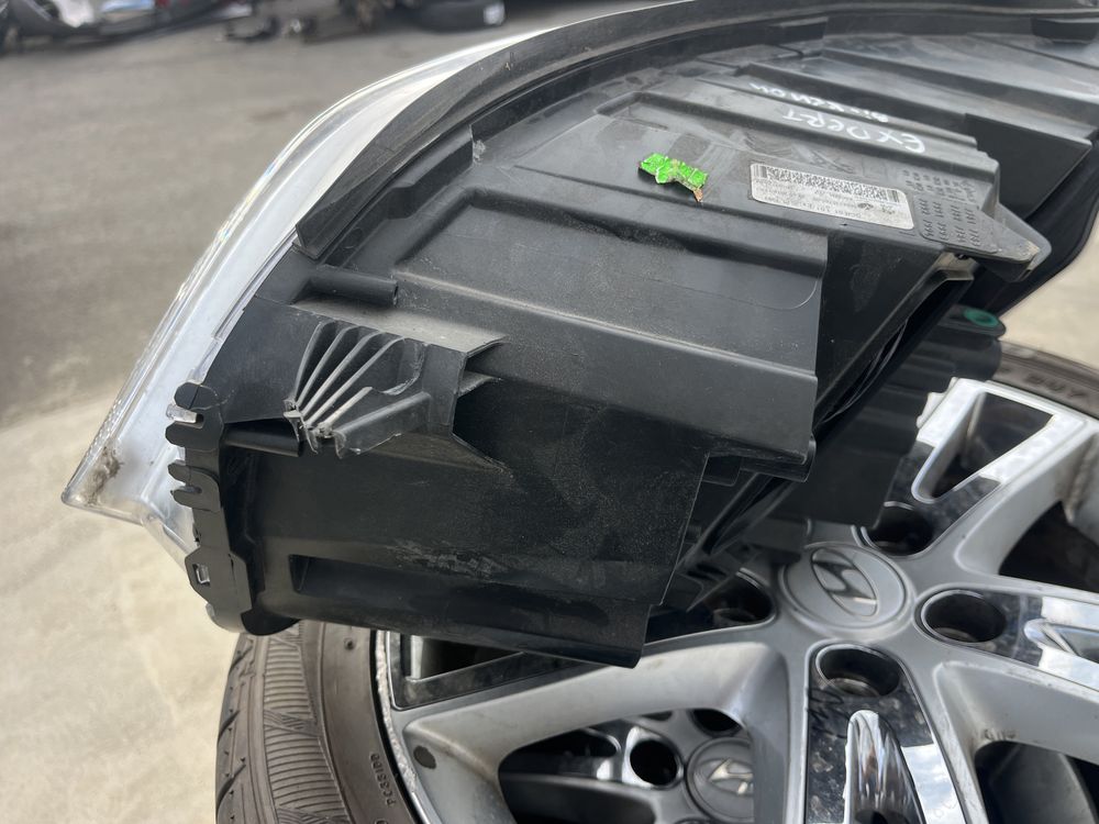Фар Peugeot Expert Xenon