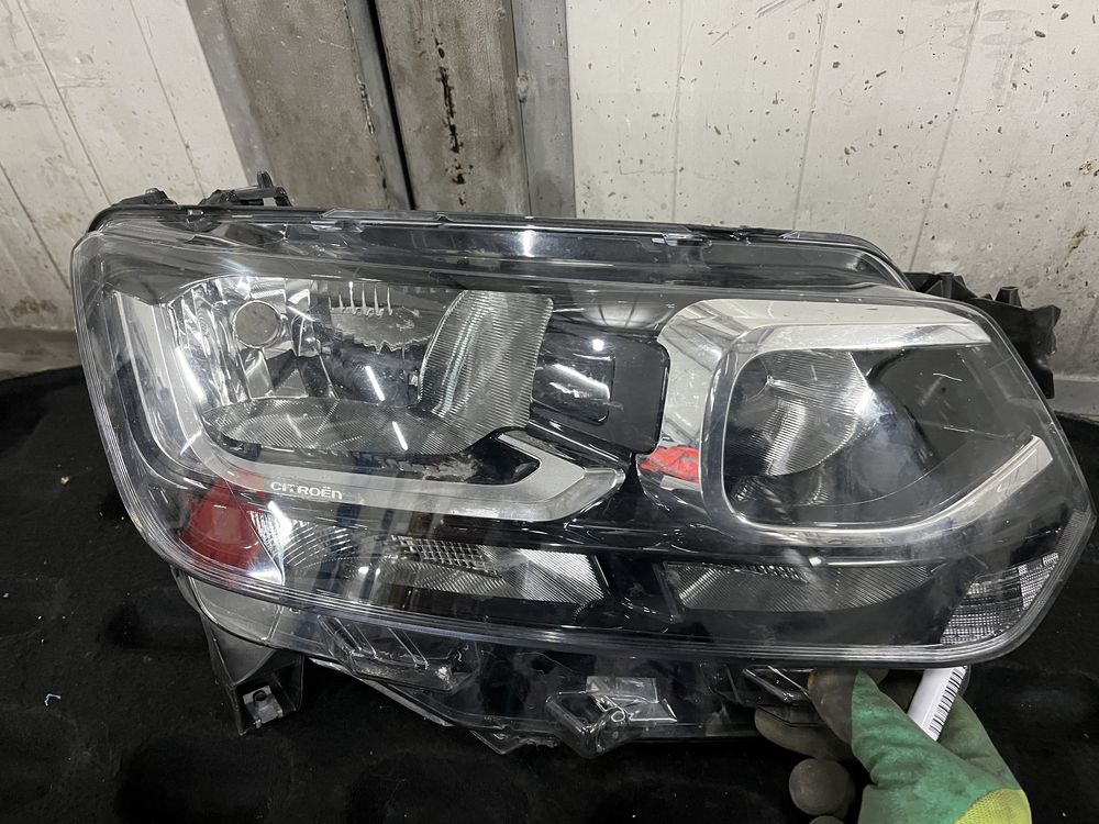 Два броя десен фар Citroen Berlingo 2020-