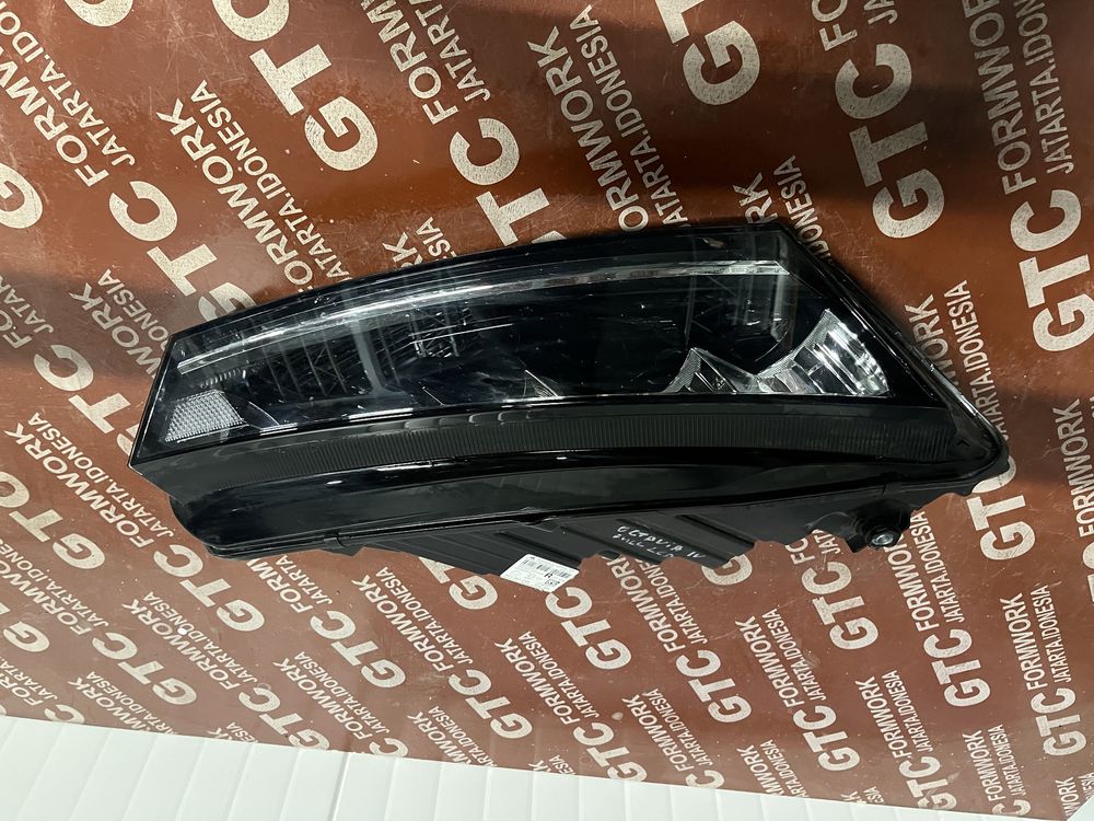 3 броя десен фар Skoda Octavia 4 2020-.Full Led