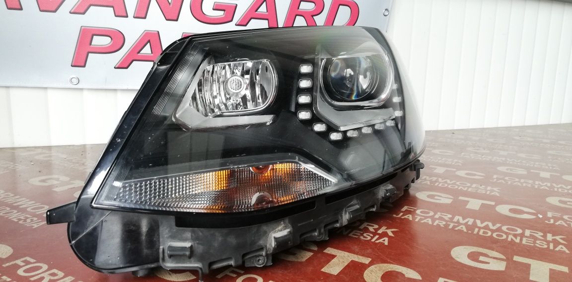 2 броя ляв фар Volkswagen Sharan 2 (2010-2012)
