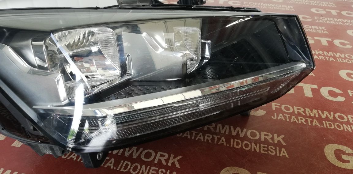 Десен фар Audi Q2 (2017-2019)