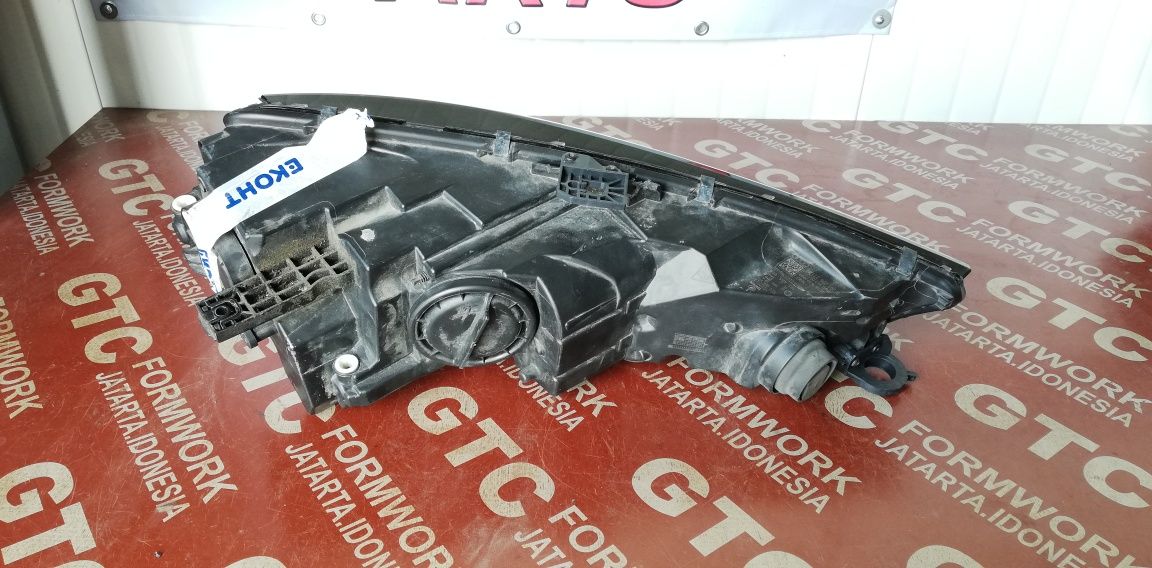 2 броя ляв и 1 брой десен фар Audi A4 B9 (2015-2019)