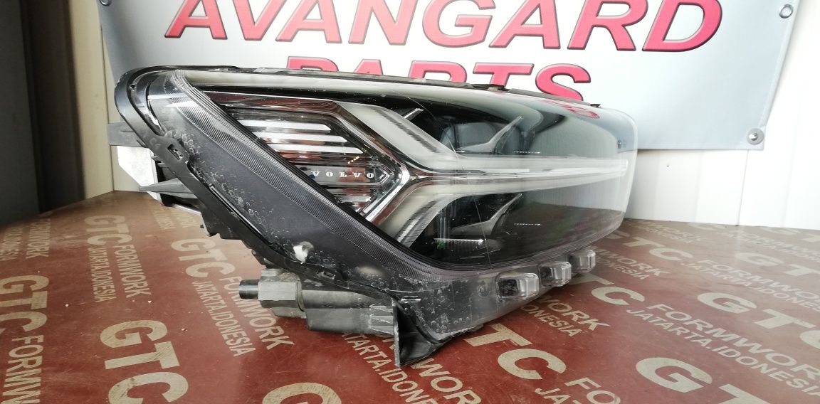 Десен фар Volvo XC40 2018-
