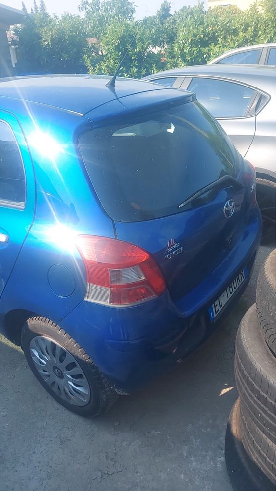 Toyota Yaris 1.0VVTI 2012 г бензин