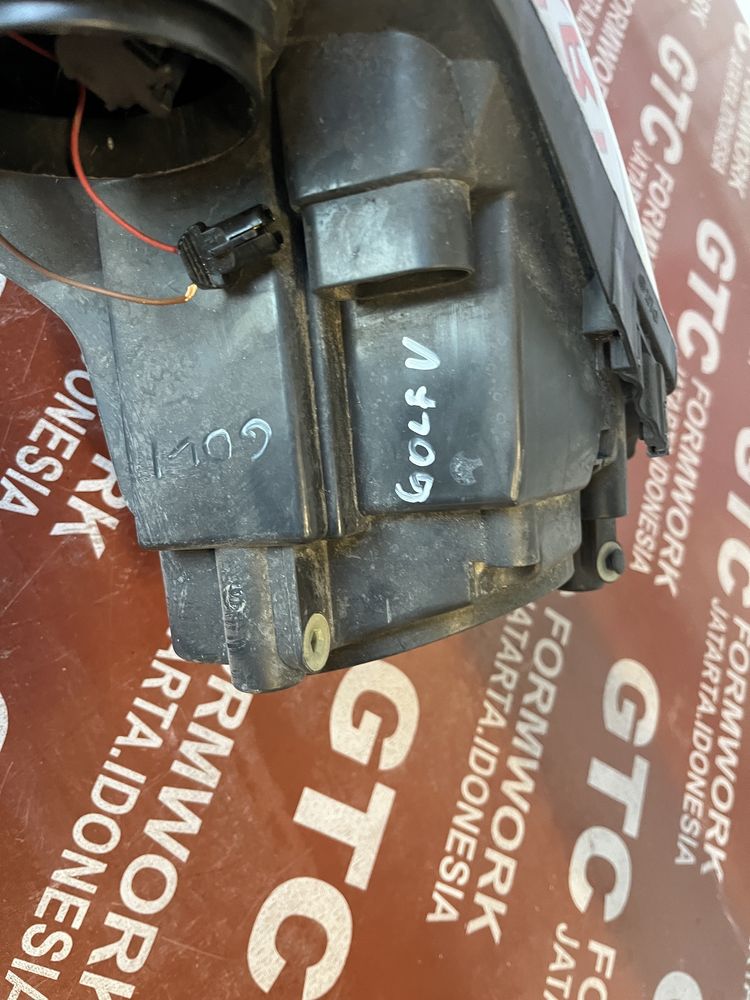 2 броя десен фар Volkswagen Golf 5