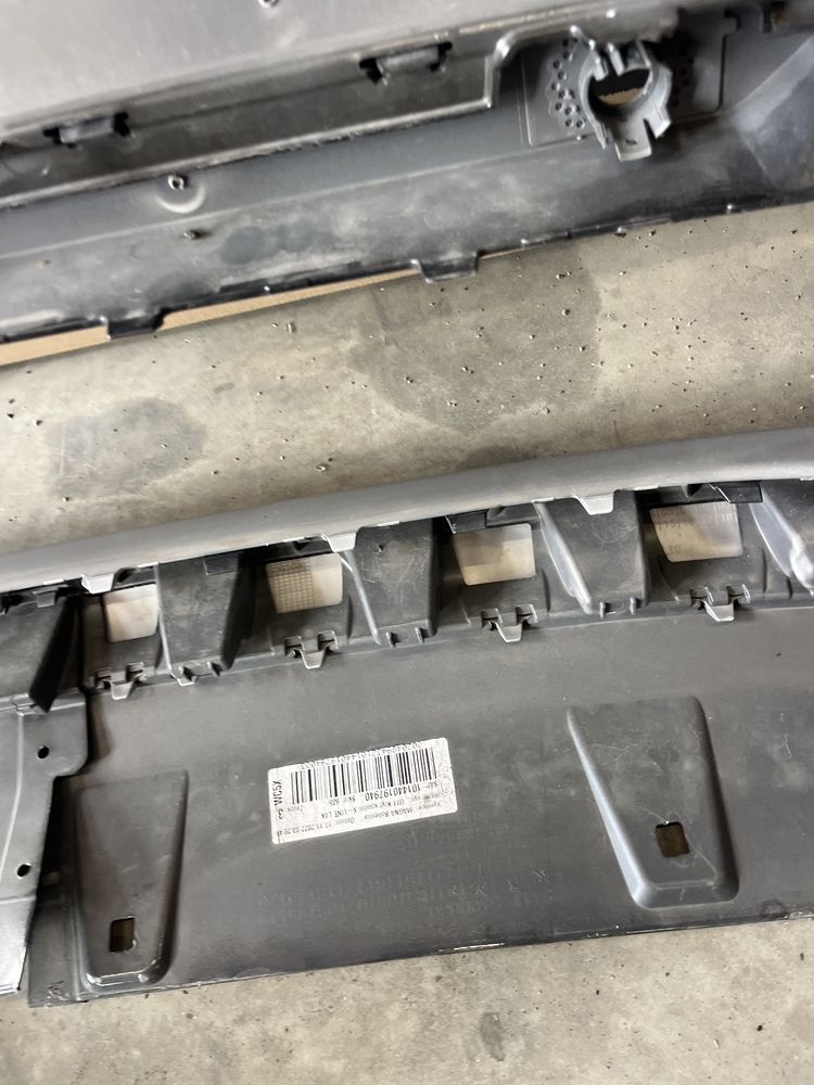 2 броя предна броня BMW X1 2022