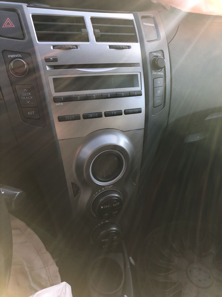 Toyota Yaris бензин 2011 г