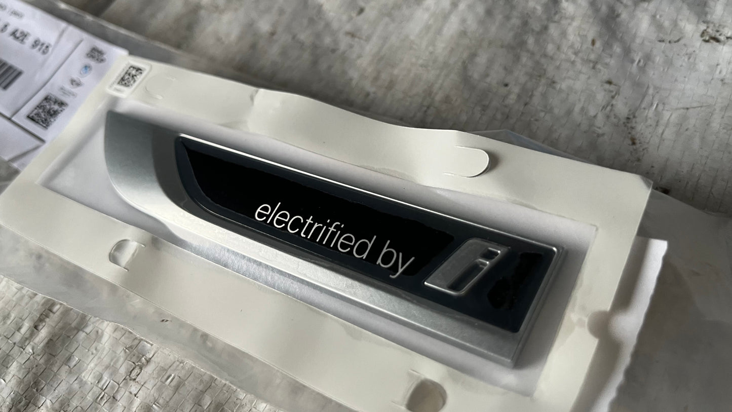 Метална табелка BMW “electrified by i”