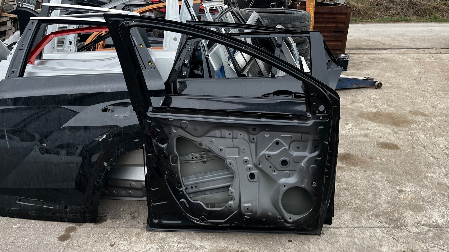 Toyota Yaris 20- предна лява врата