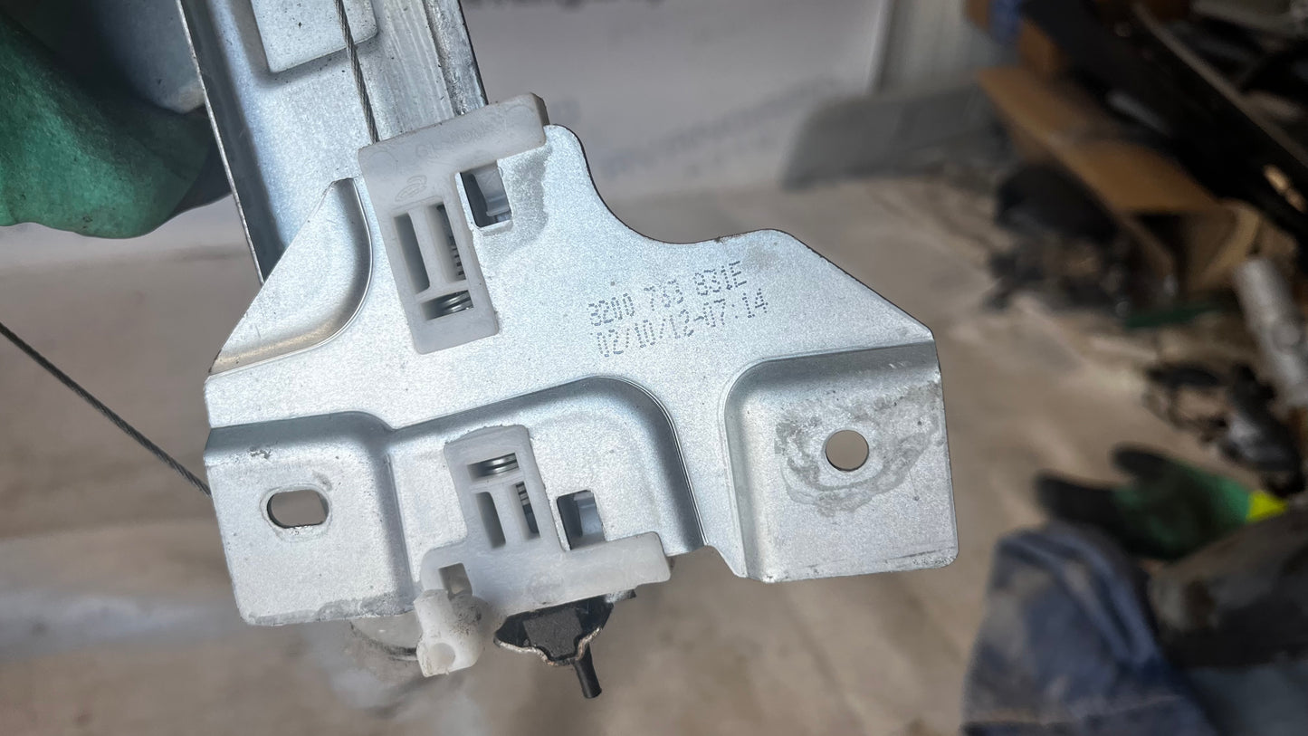 Dacia Sandero механизъм задно ляво стъкло