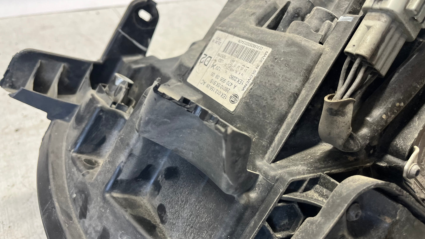 Mercedes X W470 десен фар