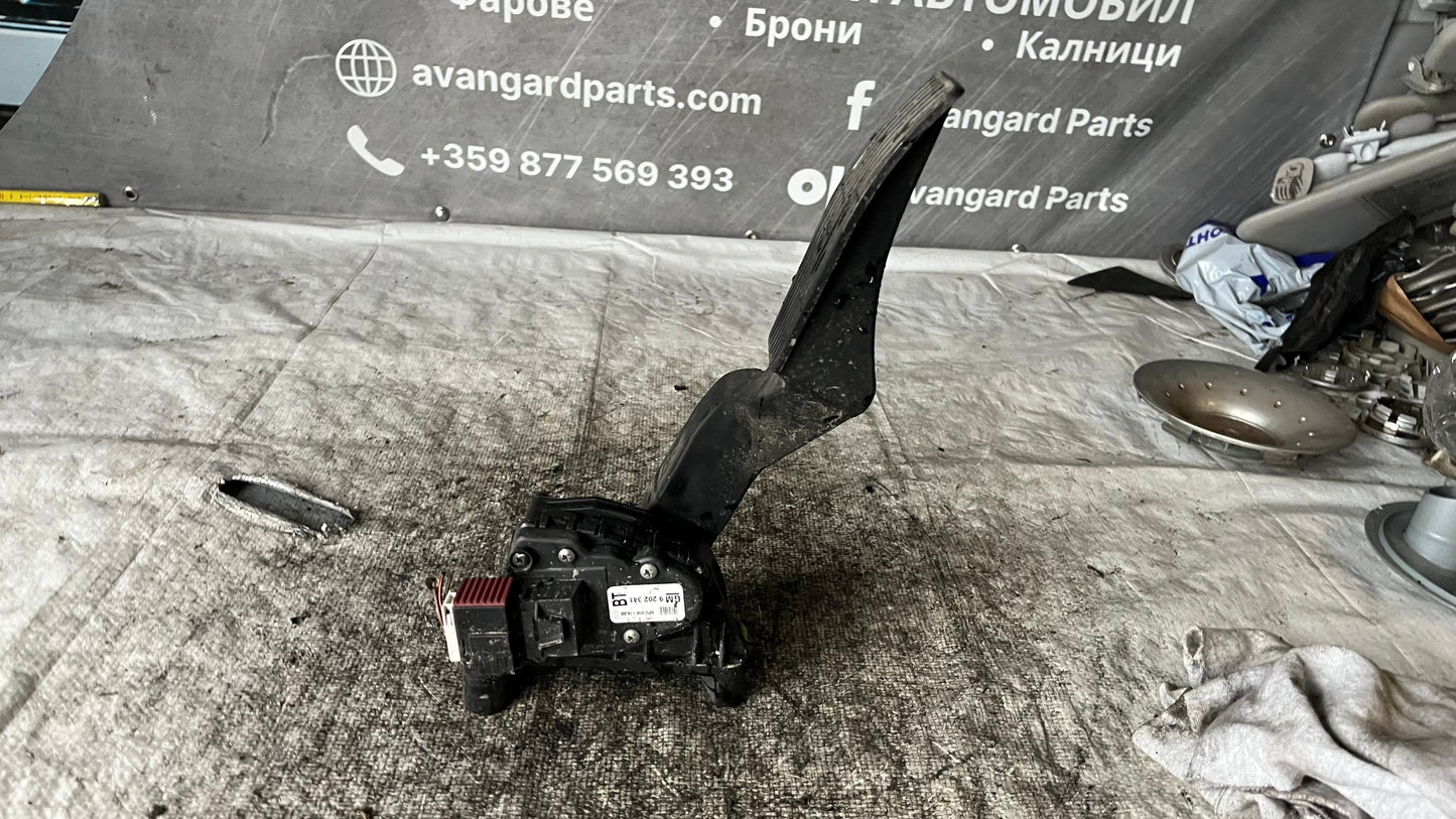 Opel Zafira B педал газ