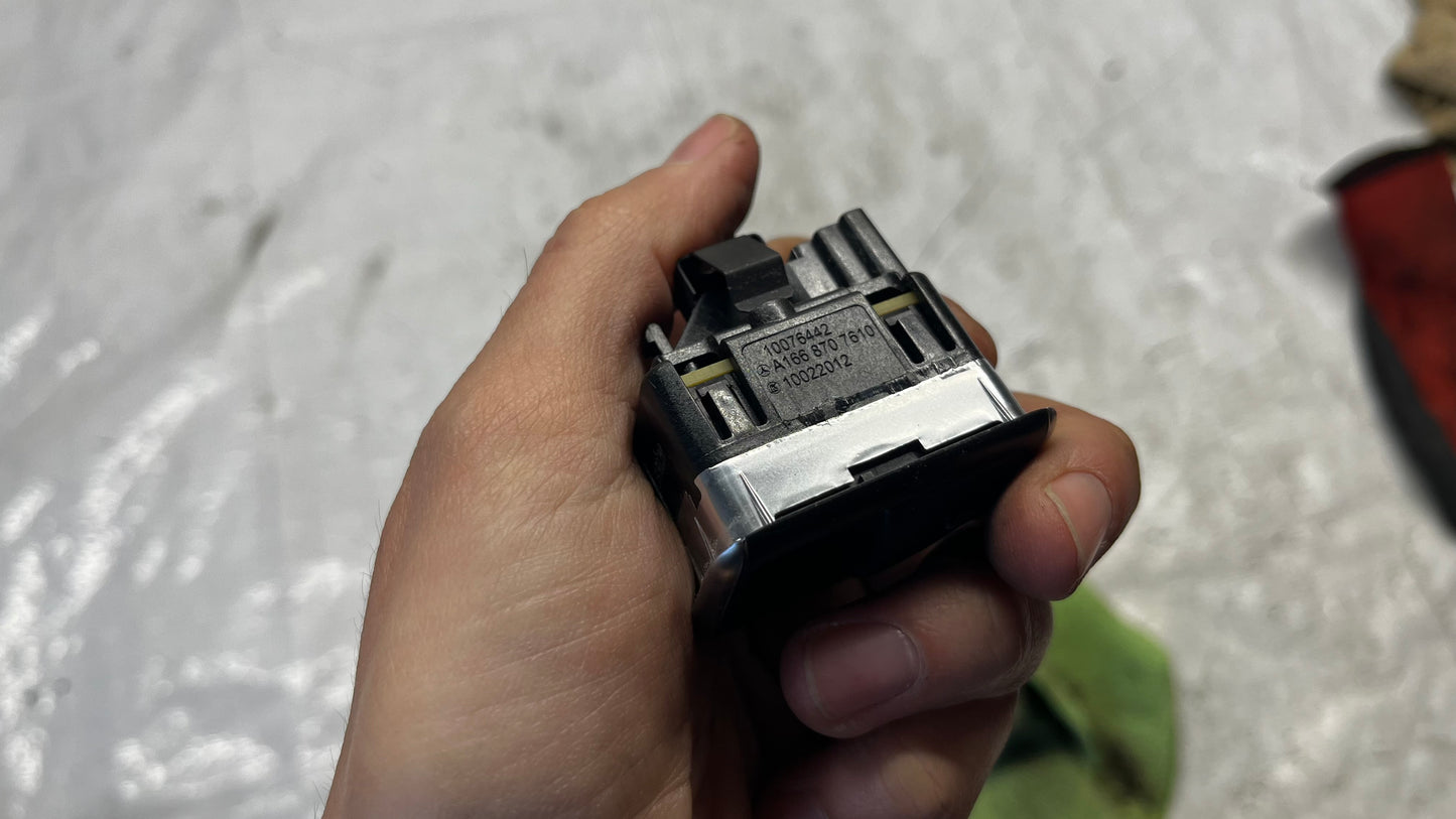 Mercedes GLA 250 копче за отваряне на багажника