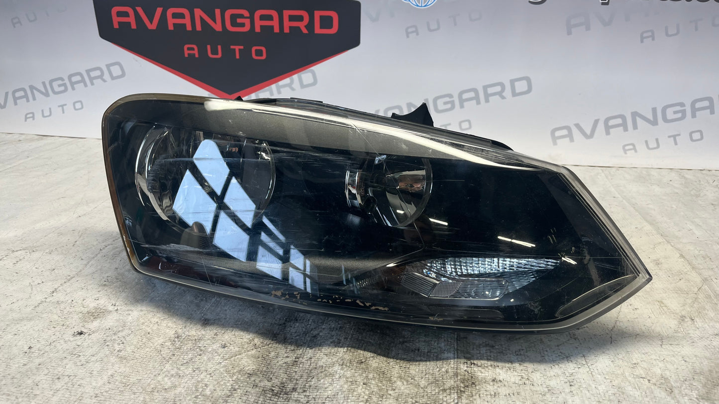 Volkswagen Polo 09- десен фар