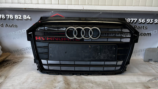 Audi A1 8X предна решетка