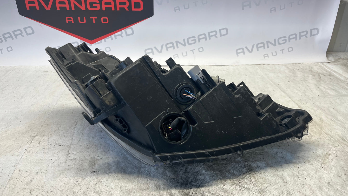 Toyota Yaris 2017- ляв фар