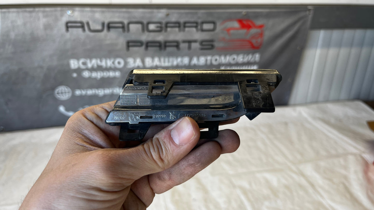 Peugeot 5008 2 лайстна предна лява решетка