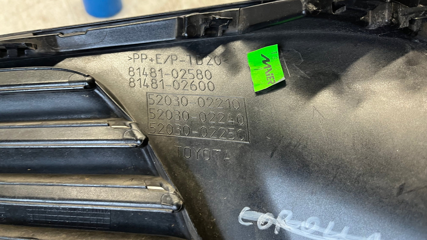 Toyota Auris 2 лява решетка за халоген