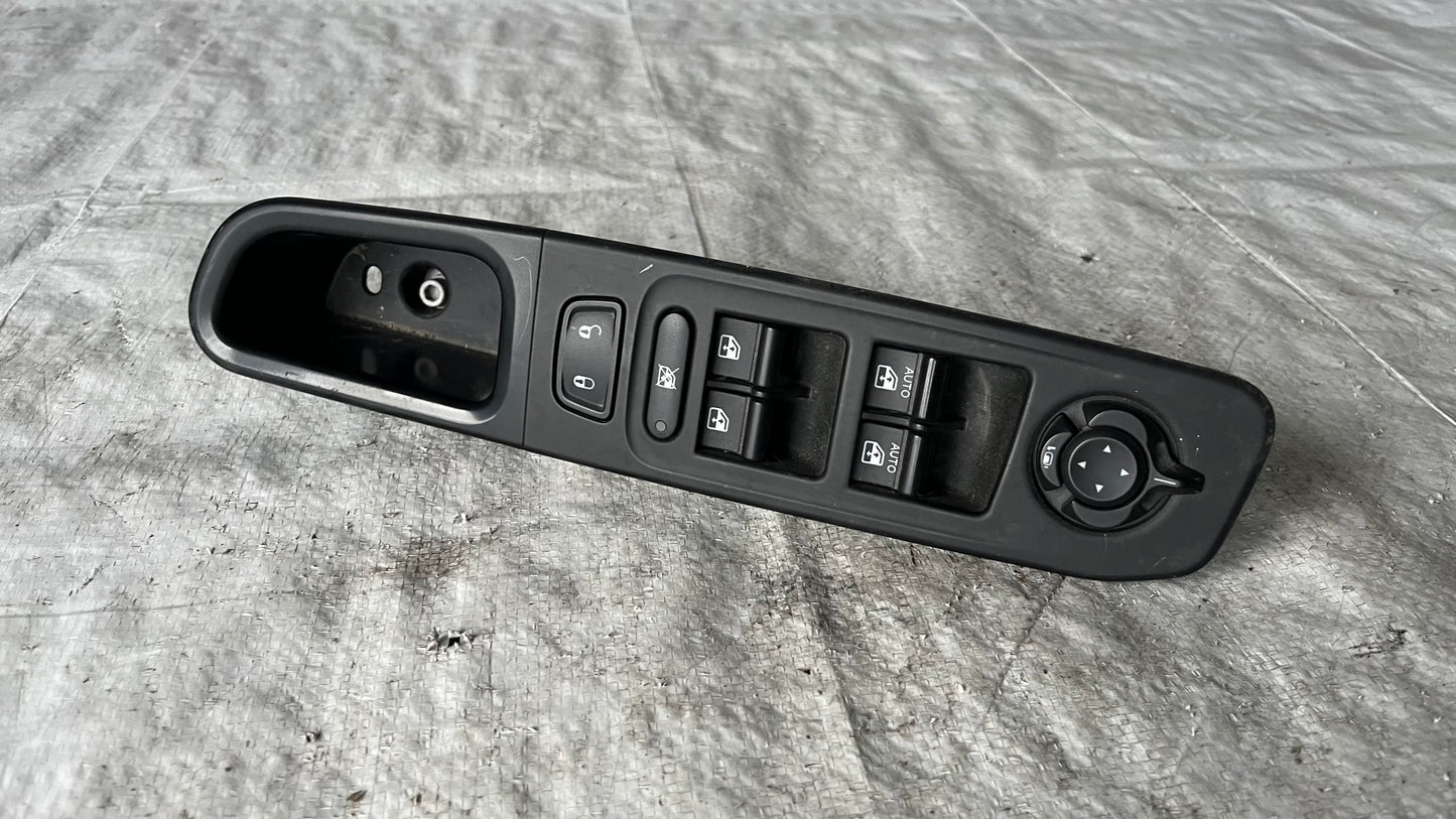 Jeep Renegade 19- панел с бутони на предна лява врата