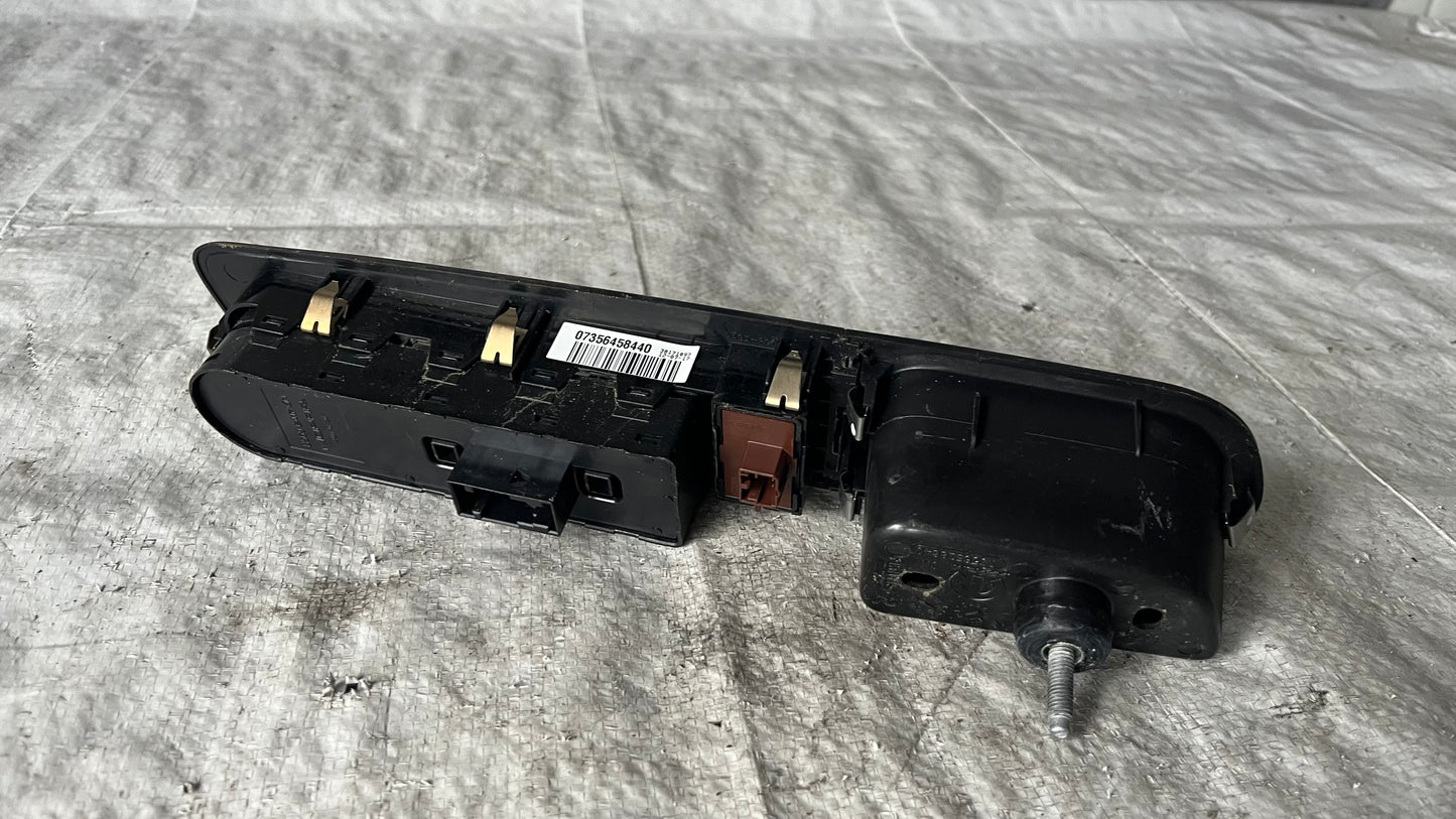 Jeep Renegade 19- панел с бутони на предна лява врата