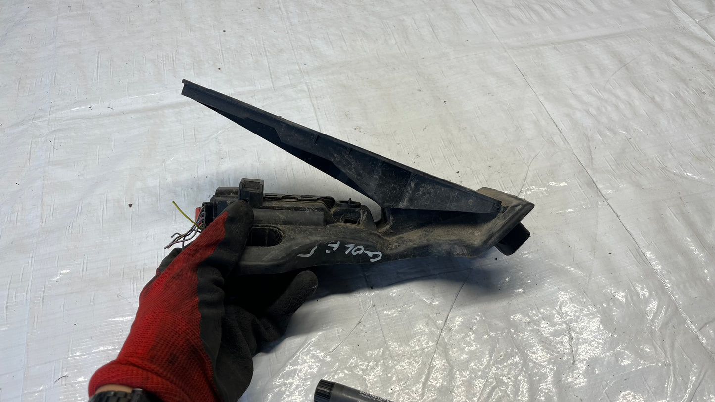 Volkswagen Golf 5 педал за газ