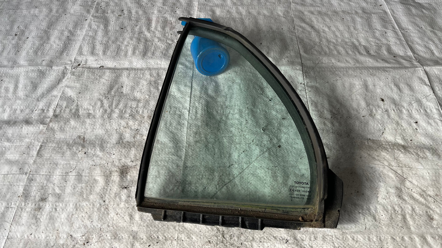 Toyota Yaris 05- стъкло задно дясно