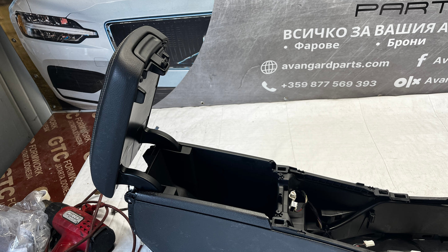 Mercedes CLA 200 средна конзола с жабка