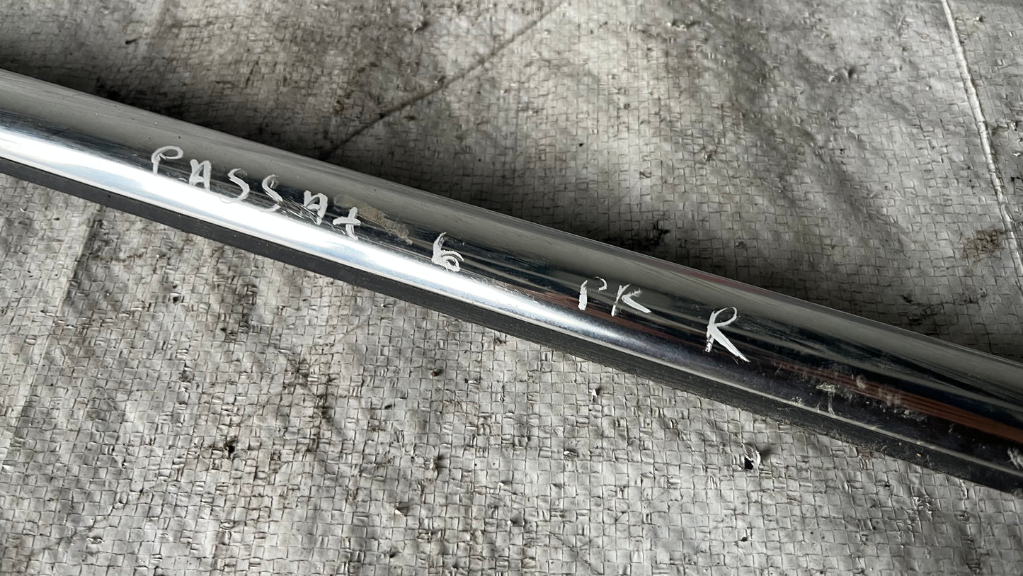 Volkswagen Passat 6 рамка на стъкло за предна дясна врата