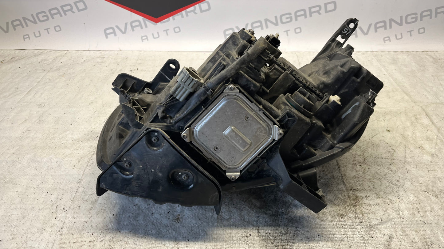 Mercedes X W470 десен фар