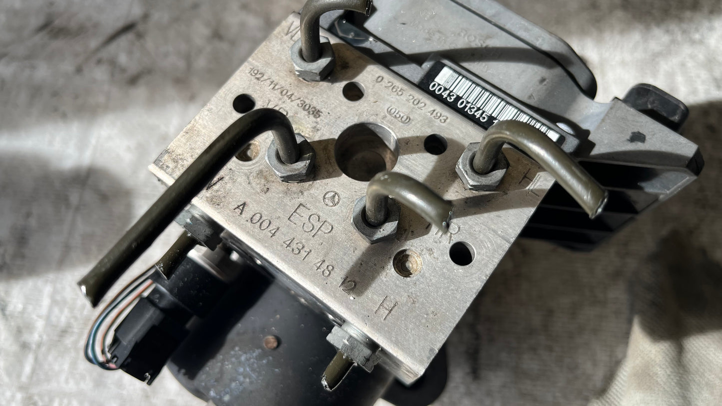 Mercedes E W210 ABS помпа