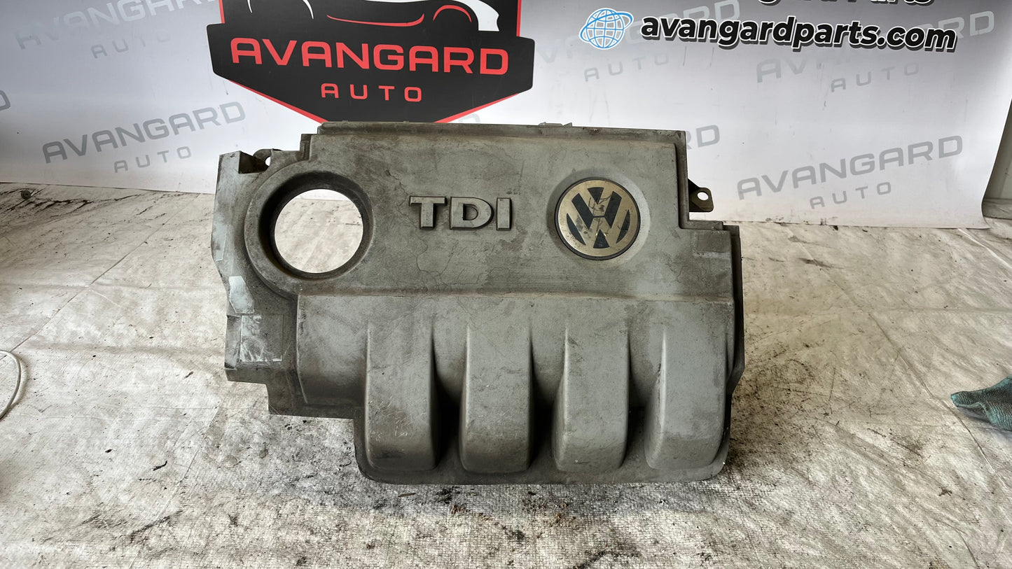 Volkswagen Passat B6 кора над двигателя