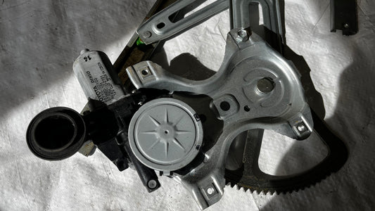 Toyota Yaris P13 заден десен стъклоповдигач