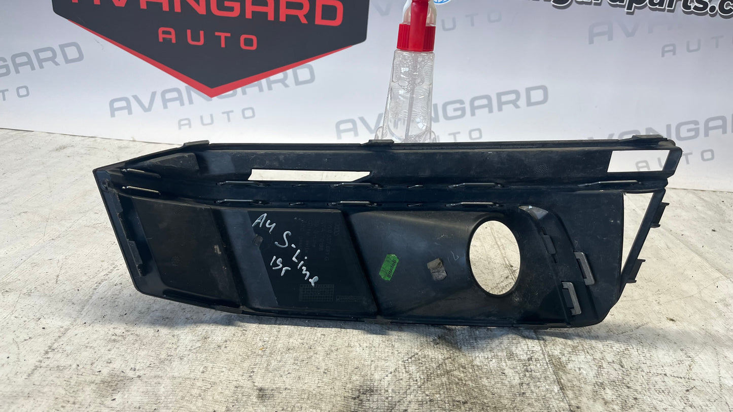 Audi A4 S-Line 15- решетка на десен халоген