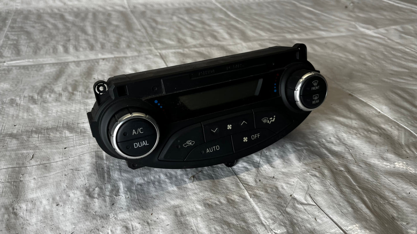 Toyota Yaris 2018- панел климатроник