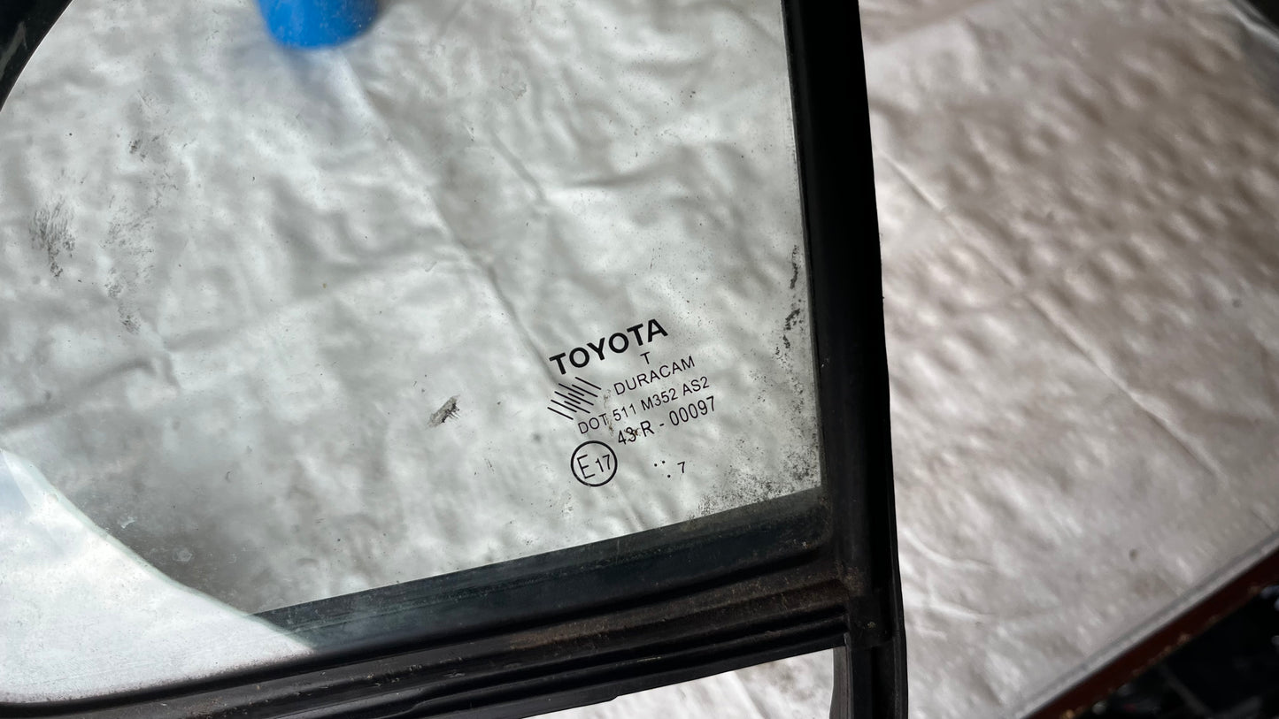 Toyota Yaris 2012 ляво стъкло