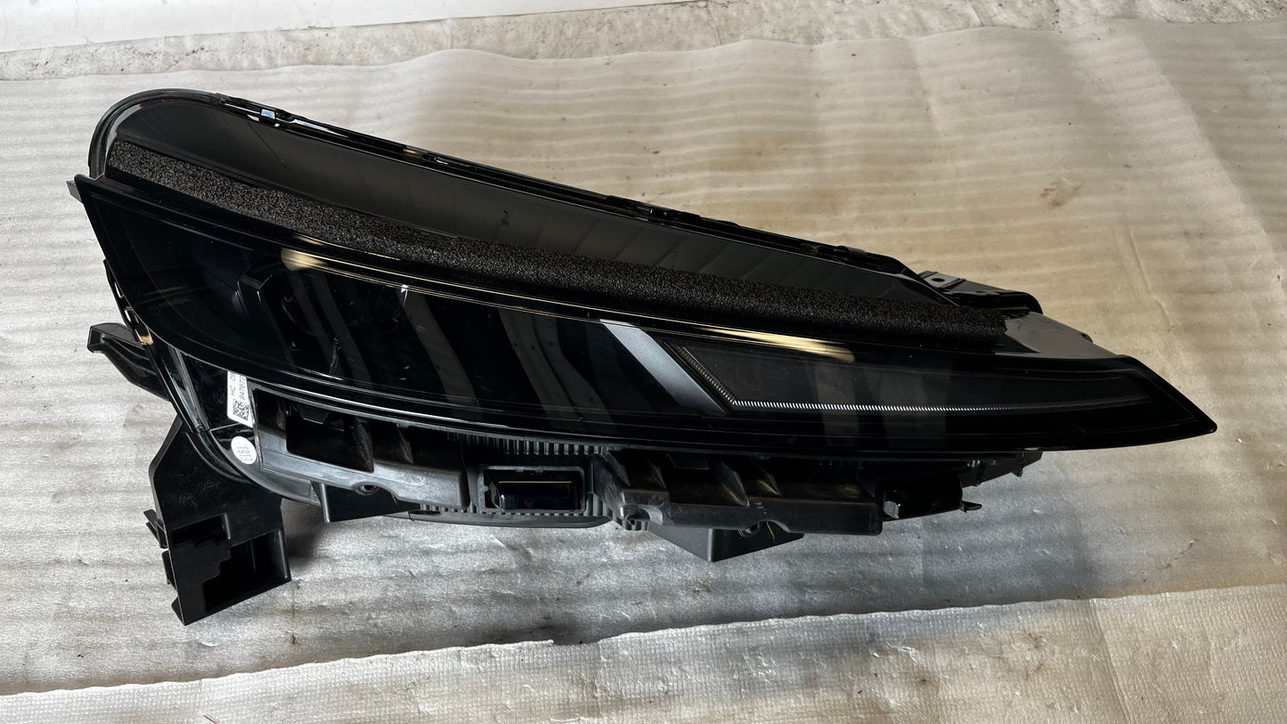 Tesla Y 2025 десен фар