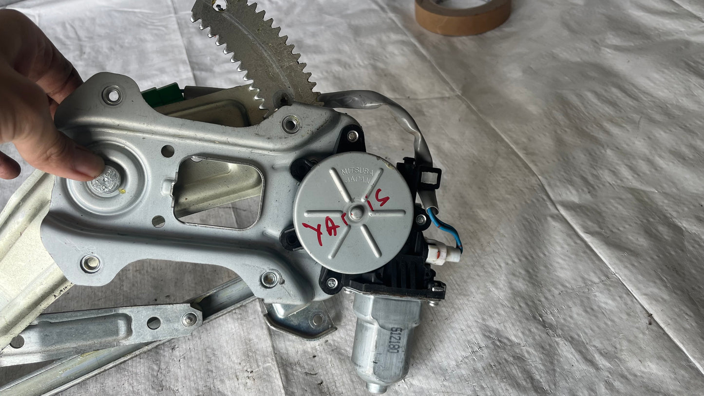 Моторче за предно дясно стъкло Toyota Yaris 2005-2014