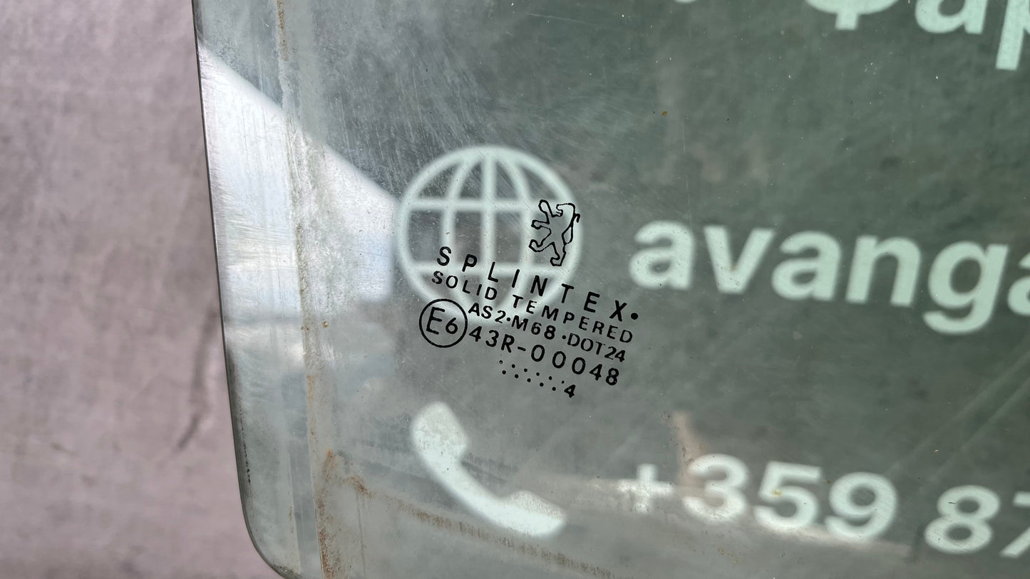 Peugeot 307 предно дясно стъкло