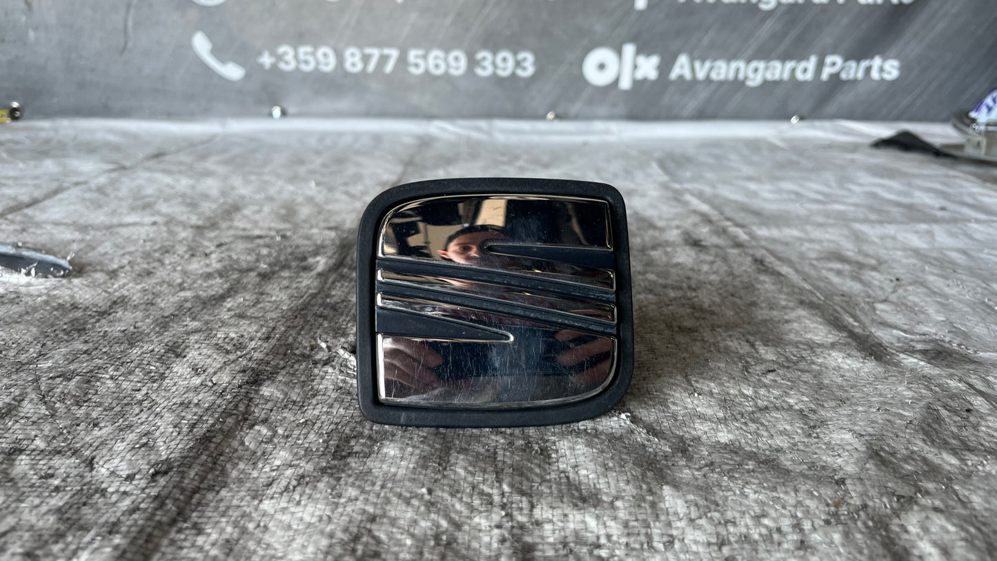 Seat Leon емблема с дръжка